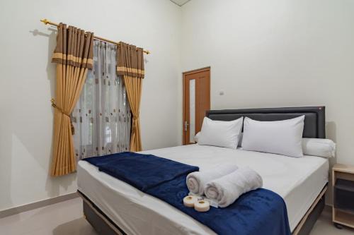 Cirebon Hotel | Budget-Friendly Stay at The Lima Guest House Syariah