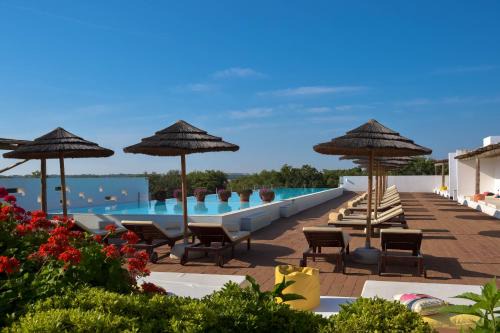 Evora Hotel | Relax at The Lince Ecorkhotel Évora with Pool & Spa Amenities
