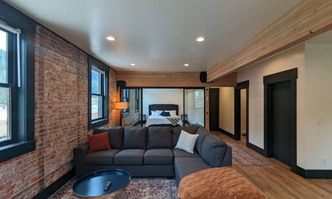 Wallace Apartment | Discover The Linden Lofts: Downtown Family-Friendly Retreat
