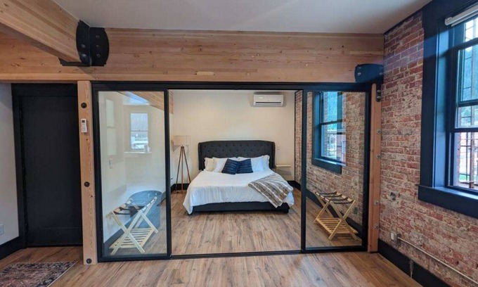 Wallace Apartment | Experience The Linden Lofts: Downtown Loft with Kitchen & Breakfast