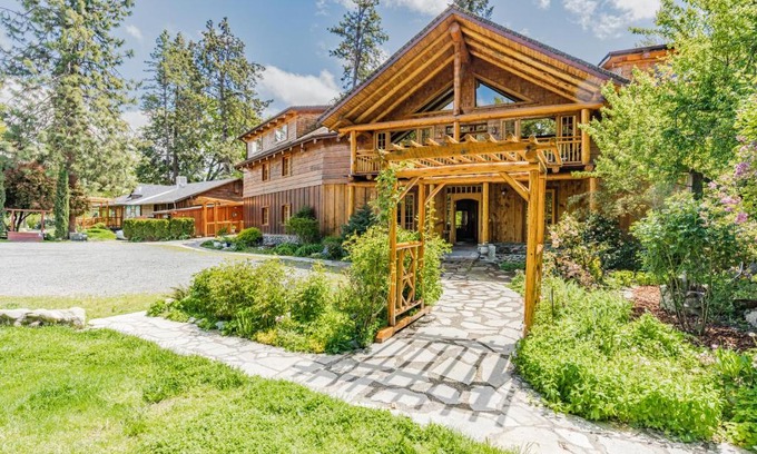 Murphy Hotel | Discover The Lindsay Lodge: Pet-Friendly Family Retreat