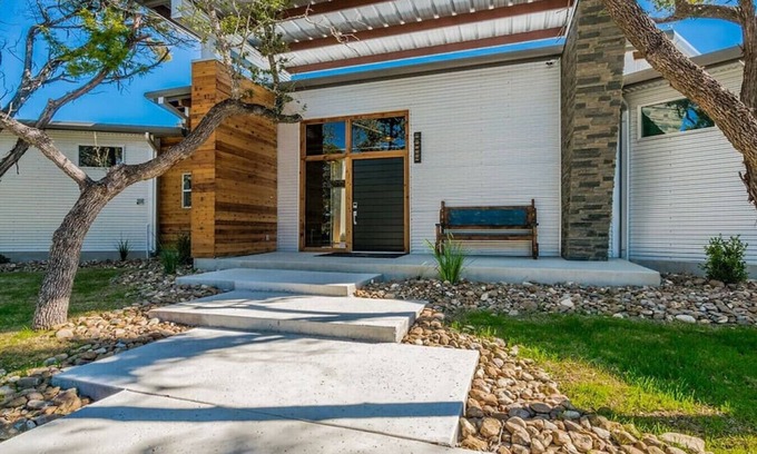 Dripping Springs House | The Liney Moon-Stellar House Sleeps 22 w/Pool, Firepits, Putting Green, & More!
