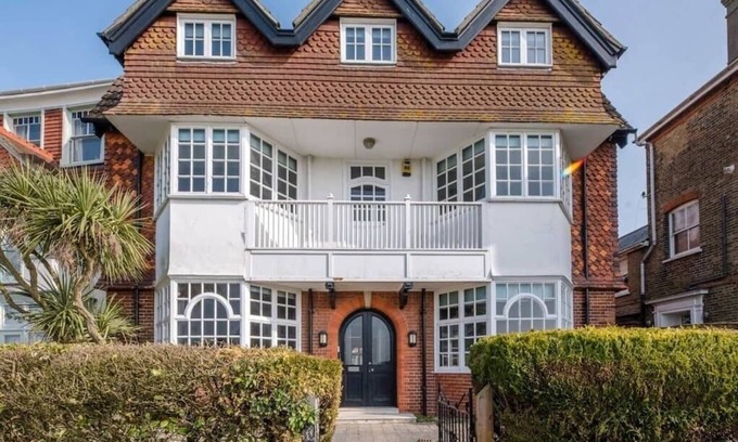 Southwold House | Pet-Friendly Retreat at The Links, Southwold - Family Friendly!