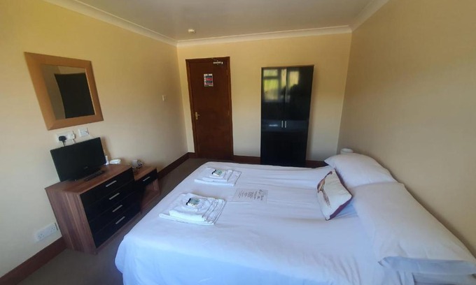 West Somerton Bed & Breakfast | Pet Friendly Stay at The Lion - Rated 9/10 by Guests