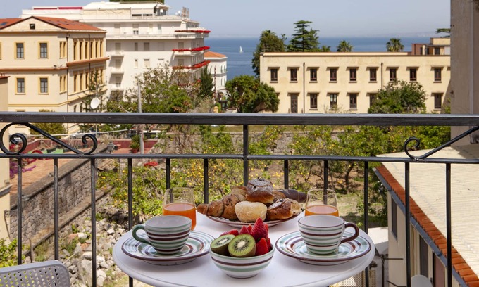 Sorrento Historic Centre House | Experience The Literary House: 10/10 Oceanfront Retreat