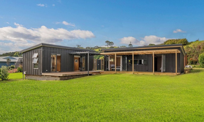 Whangapoua House | Pet-Friendly Getaway at The Little Bach in Whangapoua