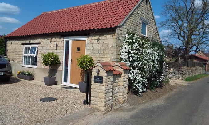 Stamford Apartment | Discover The Little Barn: Pet-Friendly Getaway Rated 9.8