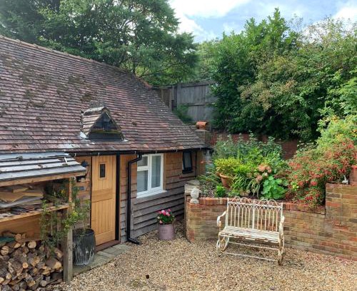 Hindhead Bed & Breakfast | Pet-Friendly Getaway at The Little Barn - 9/10 Guest Review