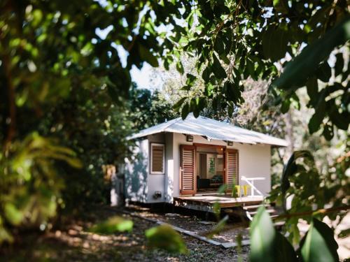 Nelly Bay House | Cozy Getaway at The Little Bush Hut – Pet Friendly Retreat