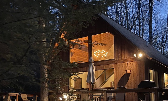 Lake Ariel Ski Chalet | Cozy Getaway at The Little Chalet in the Woods, Rated 9.4