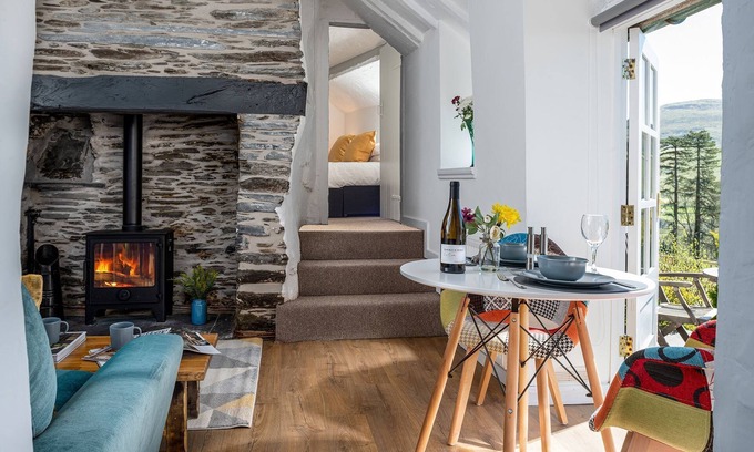 Bryn-crug Cottage | Cozy Cottage for Two with Log Burner & Scenic Views