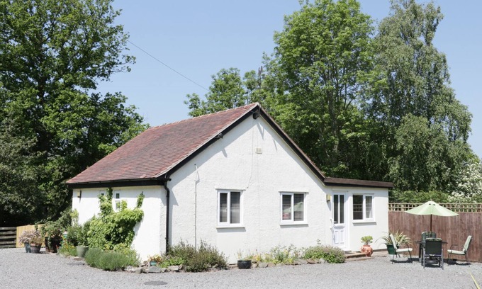 Church Stretton Cottage | Family-Friendly Stay at The Little Dingle with Garden Access