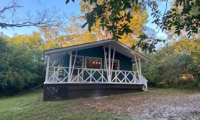 Lewisburg Cabin | Cozy Cabin Retreat: Pet & Child Friendly, Sleeps 3