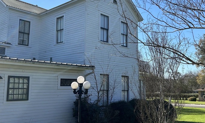 La Grange Cottage | Cozy Stay at The Little House, Steps from City Square