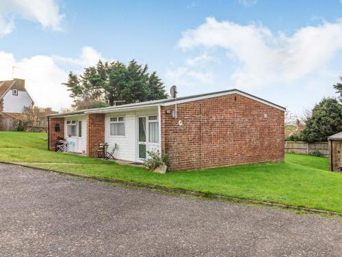 Kessingland House | Pet-Friendly Retreat: The Little House Awaits You