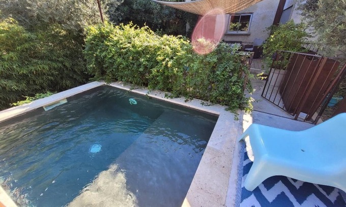 Velleron House | Cozy Hideaway in Velleron with Private Pool & Breakfast