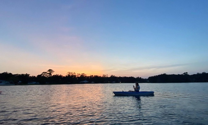DeLand House | Tranquil Lake House Retreat - Top-Rated Family Getaway
