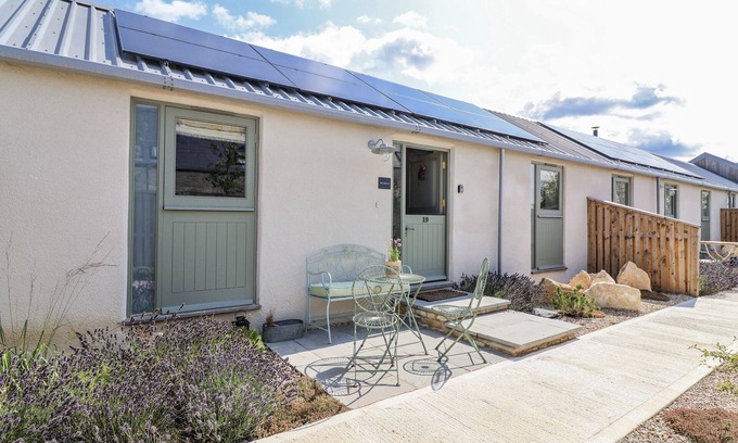 Burford Cottage | THE LITTLE LOFT, romantic, character holiday cottage in Burford