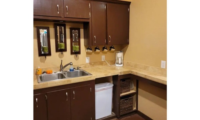 Mason Apartment | Quaint Escape at The Little Pine: Ocean View & Breakfast