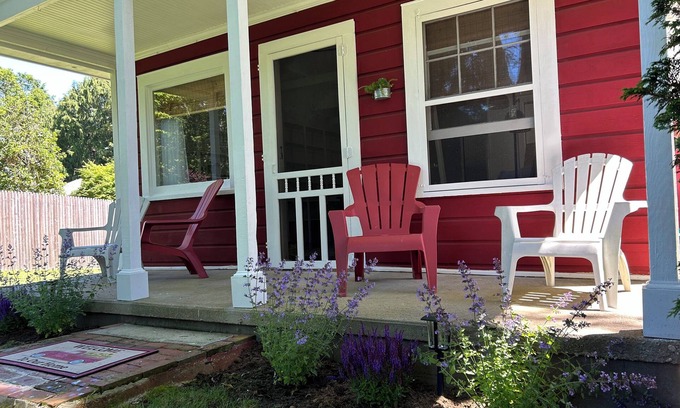 Baiting Hollow Cottage | Cozy Little Red Cottage Steps from Beach & Wine Trail