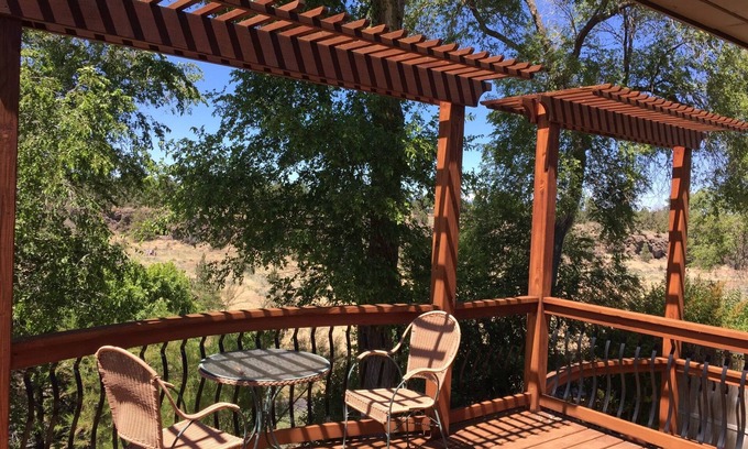 Redmond House | Cozy Getaway at The Little Rojo with Breakfast & Kitchen