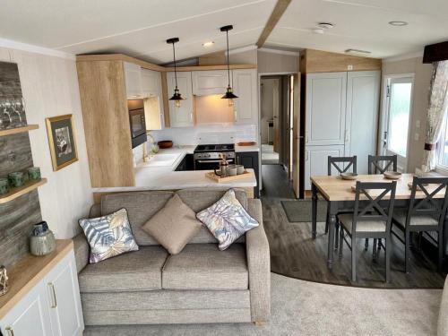Helston Ski Chalet | Pet-Friendly Retreat at The Lizard Bluewater - Oceanfront Oasis