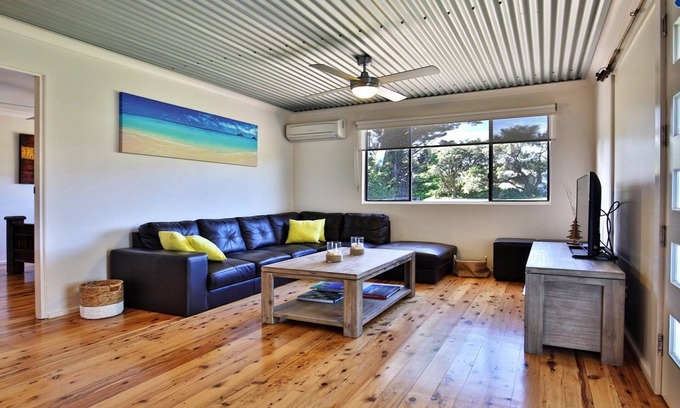 Currarong House | Guest Rated: The Lobster Pot - Steps from Warrain Beach
