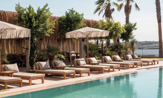 Cesme Hotel | Discover The Local House Ayasaranda with Pool & Dining