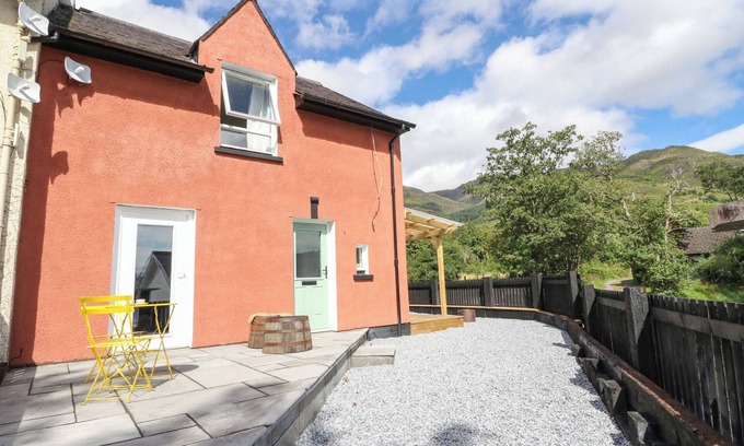 Glenfinnan Cottage | Cozy 1 SLATACH: Pet Friendly Retreat with Open Fire