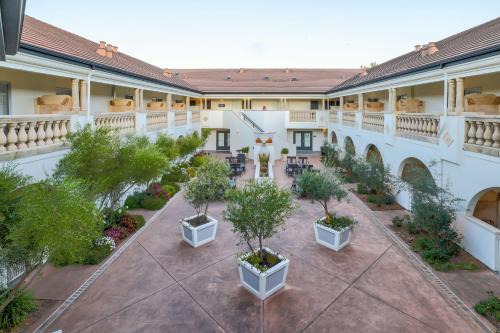 Healdsburg Hotel | Explore The Lodge at Healdsburg, Tapestry Collection by Hilton