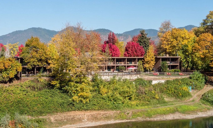 Grants Pass Hotel | Idyllic Retreat at The Lodge at Riverside: Top-Rated Comfort