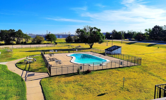 Russell Hotel | Family-Friendly Retreat at The Lodge at Russell with Pool