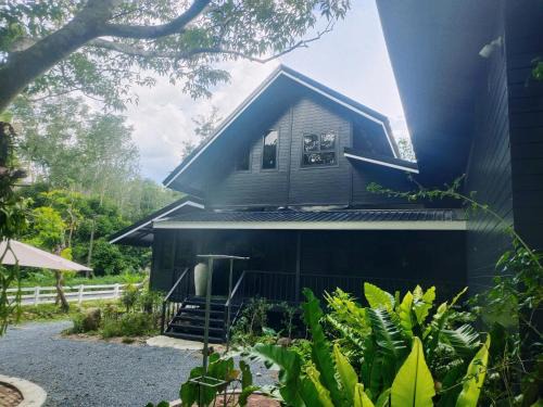 Lan Saka Bed & Breakfast | Experience Comfort at The Lodge At The Creek Haus
