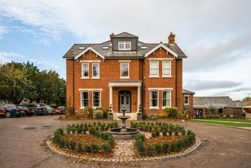 Duxford Hotel | Discover The Lodge Duxford: Pet-Friendly and 4-Star Comfort