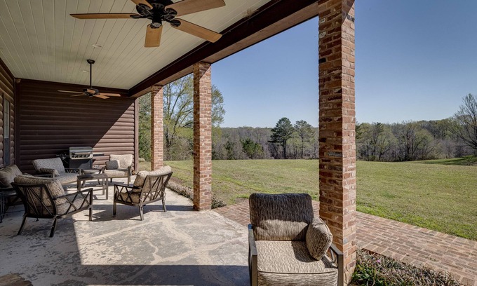 Lincoln Parish Cabin | The Lodge: Perfect for Families, 10 Min to Ruston!