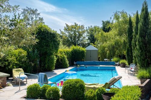 New Forest District House | Pet Friendly 4-Star The Lodge: Perfect for Families & Friends