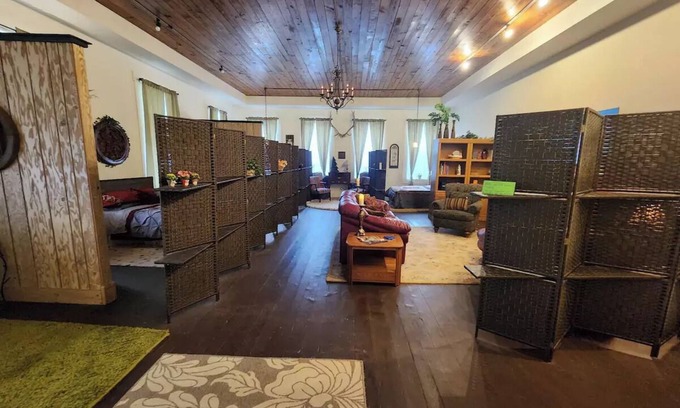 Metamora Cabin | Experience The Lodge: Historical Charm & Family-Friendly Fun