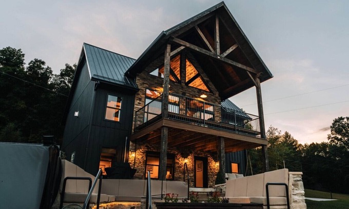 New Philadelphia Cabin | Exceptional Lake View Retreat at The Lodge @ Paradise Lake