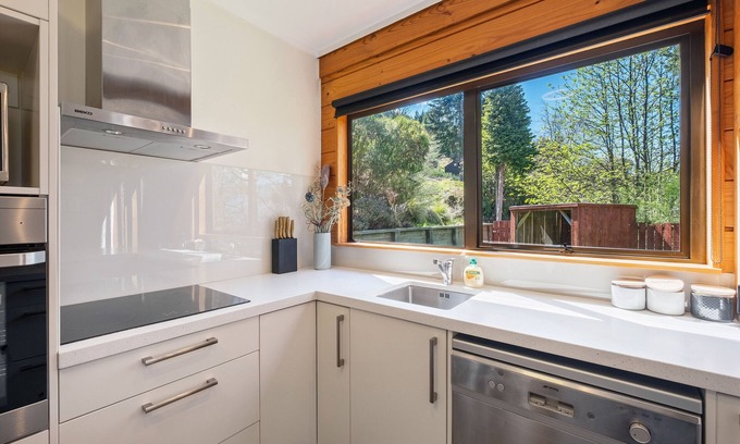 Fernhill House | Picturesque Lodge: Family-Friendly with Breakfast Included