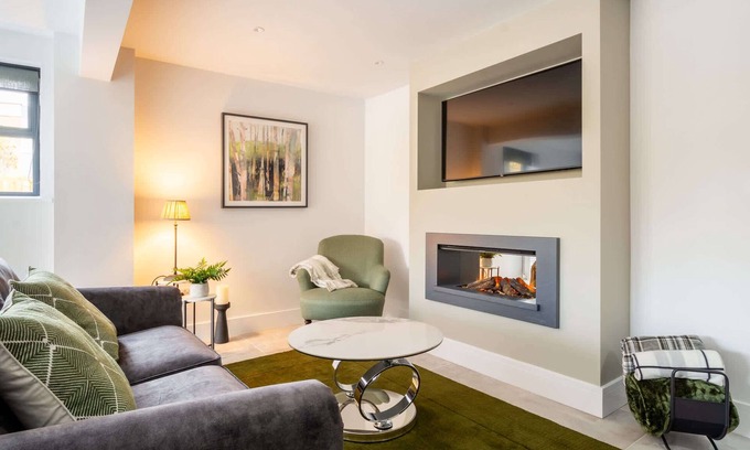 Cheltenham House | The Lodge, Private Parking & Garden