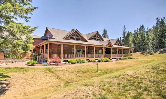 Bonner County House | Guest Rated 10/10: Secluded Lodge with Hot Tub & Views