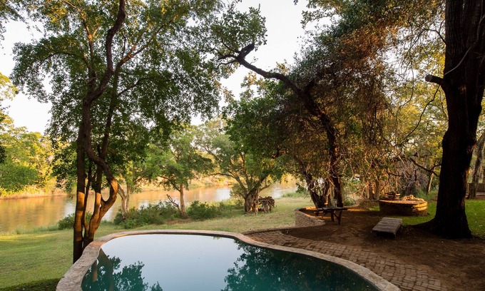 Maruleng Cabin | Convenient Lodge for Up to 12 Guests with Pool & Spa