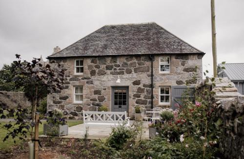Inverurie Cabin | Discover The Lodges @ Barra Castle: Guest Rated 9.4/10