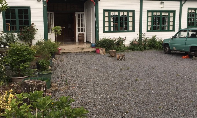 Conde-sur-lʼEscaut Cottage | Pet-Friendly Retreat at The Lodging of the Hermitage