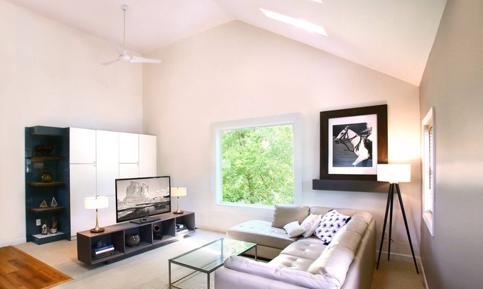 Columbus House | Serene Getaway at The Loft: Pool, Spa & Gourmet Breakfast