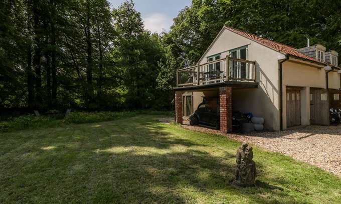 Compton Martin Cottage | Cozy Loft at Nordrach Lodge: Pet-Friendly Retreat with Fire