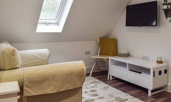Flecknoe Cottage | Cozy 1 Bedroom Retreat in Welton with Lake Views