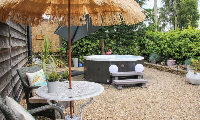 Leighton Cottage | Relaxing Family Retreat at THE LOFT with Hot Tub in Ironbridge