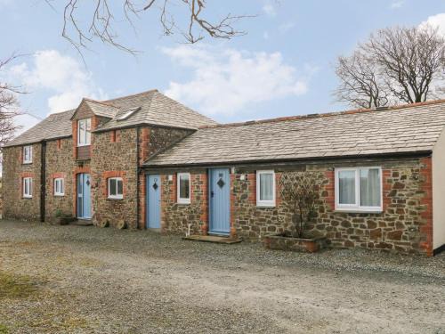 Holsworthy Apartment | Discover The Loft: Family-Friendly with Private Pool Access