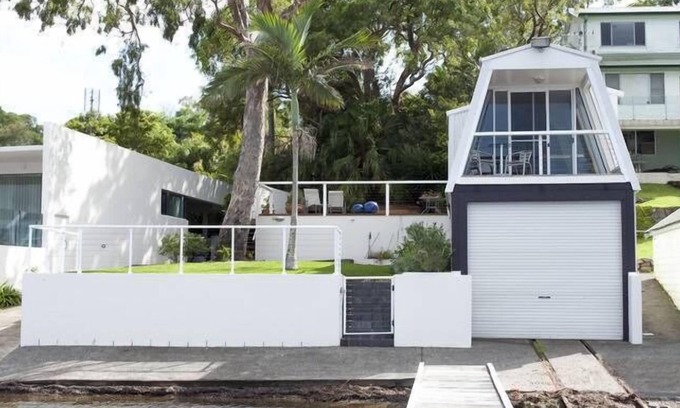 Kilaben Bay Cottage | Unwind at The Loft, Lake Macquarie: Spa & Hot Tub Retreat